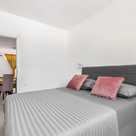 Lukas Apartmán *